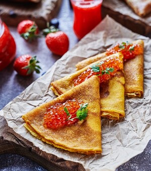 С красной икрой, ароматом трюфеля и шоколадом: 10 мест в Днепре, где можно поесть блины 