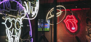 Видеофакт: клиентка устроила голый перформанс в кальянной Полтавы 