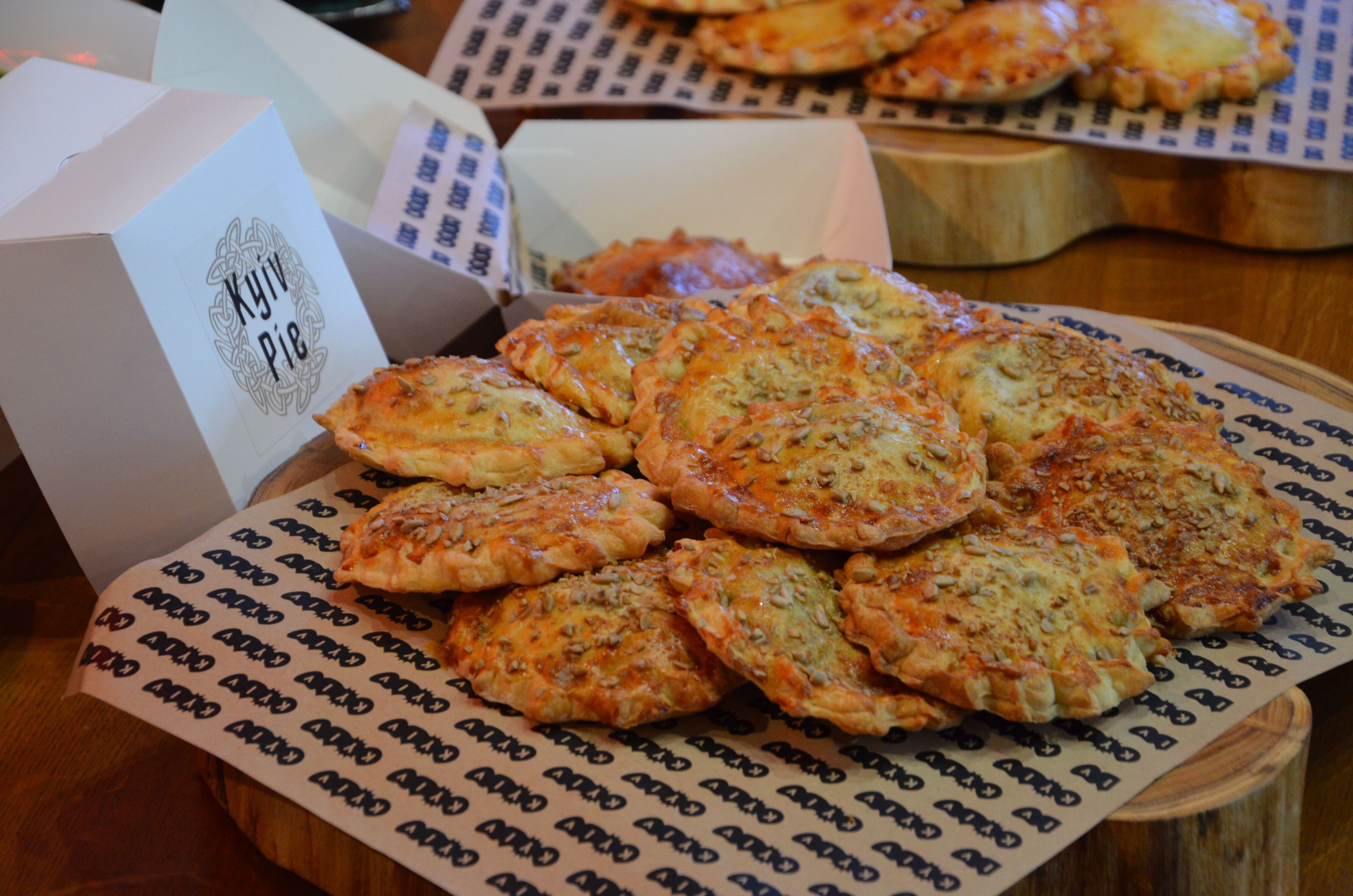 Выбирай аппетитный: стартовало голосование за лучший логотип пирожка Kyiv Pie