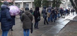 За чим стоять: біля поліклініки на Симоненка помітили довжелезну чергу