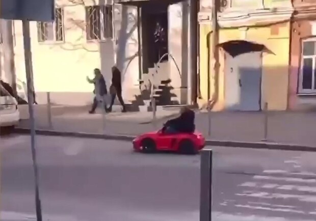 В Днепре мужчина гонял на игрушечном кабриолете - фото: tg Dnepr_Black