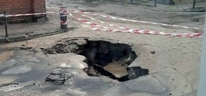 Після великого водоспаду на львівській вулиці утворилося провалля: фото і відео