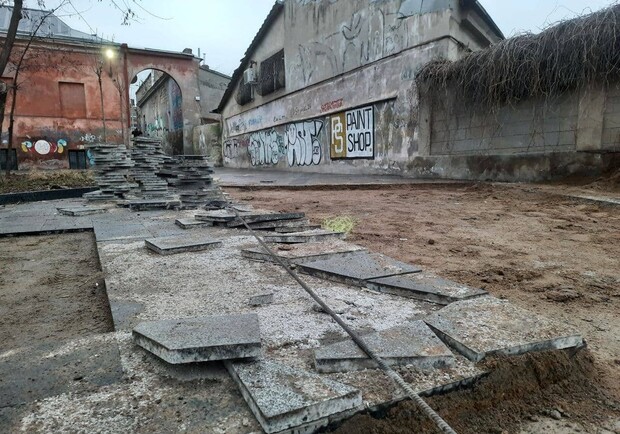 После реконструкции: как разваливается обновленный бульвар Жванецкого