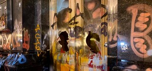 Били стекла и жгли файеры: сторонники Стерненко устроили беспорядки под ОП