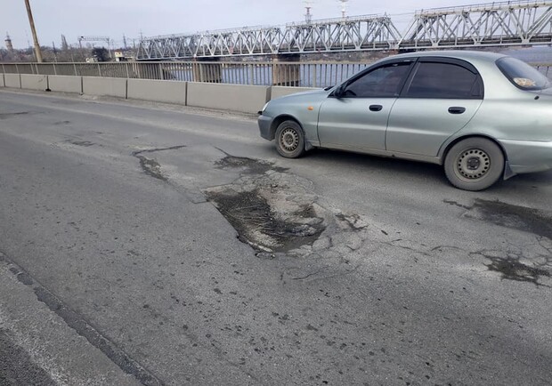 На Самарском мосту разваливается дорога - фото: fb Ольги Мостовик Каплун 