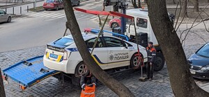Фото дня: автомобіль львівських патрульних забрав евакуатор