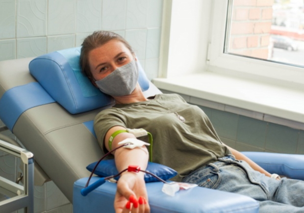 Сколько платят донорам крови, которые переболели COVID-19 в Днепре - фото: topspb.tv