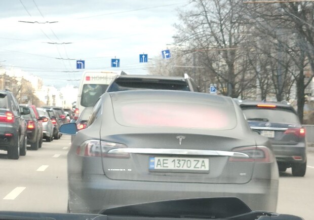 Получи ответ: что за машины ездят с зелеными номерами и латинскими буквами в конце - фото Vgorode