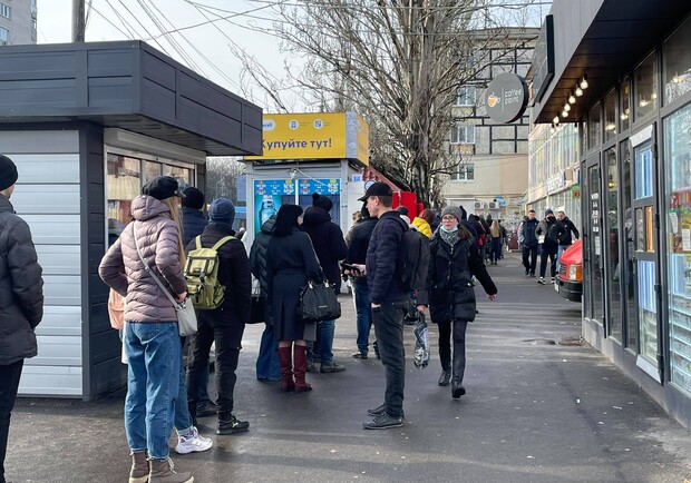 Выходите заранее: в Днепре на остановках огромные очереди людей - фото  fb Олег Кравченко