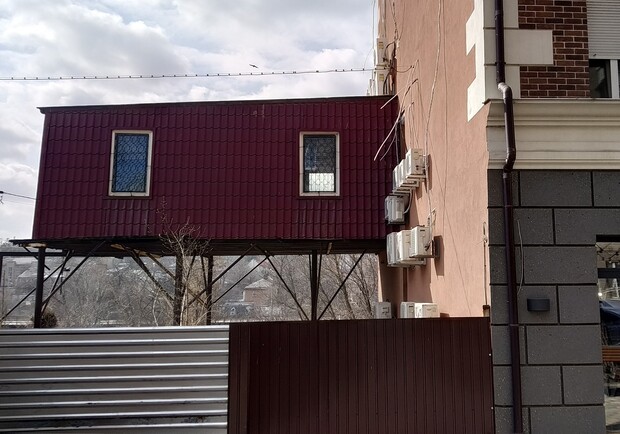В центре Днепра заметили странную пристройку - фото: fb Egor Kolodenko