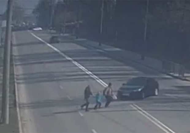 На Набережной Победы автомобиль сбил пешеходов с ребенком - фото: Днепр оперативный