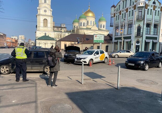 В центре Днепра такси Uklon попало в ДТП - фото: tg ДТП ПРОБКИ Днепр