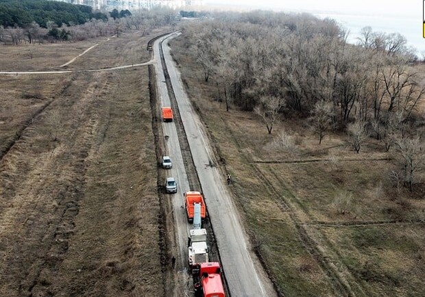 В Днепровской области ремонтируют разрушенную дорогу - фото: fb Служба автомобільних доріг у Дніпропетровській області