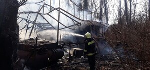 Откуда дым: напротив парка 