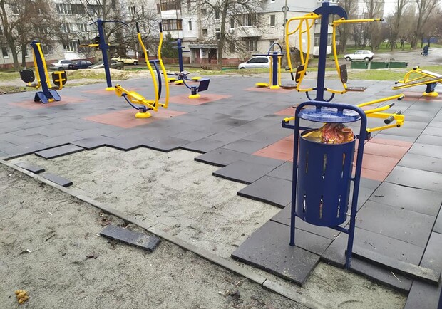 Ворюги: на 12-м квартале украли резиновое покрытие с новой спортплощадки - фото fb Сергей Гарам
