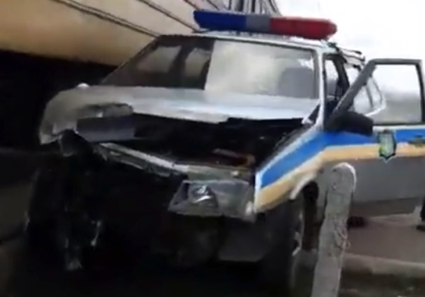 Поезд "Днепр-Кривой Рог" столкнулся с машиной полиции (видео) - фото предоставили Vgorode читатели