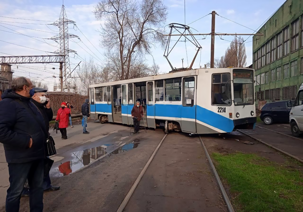 В Днепре трамвай сошел с рельсов - фото: tg Dnepr_Black
