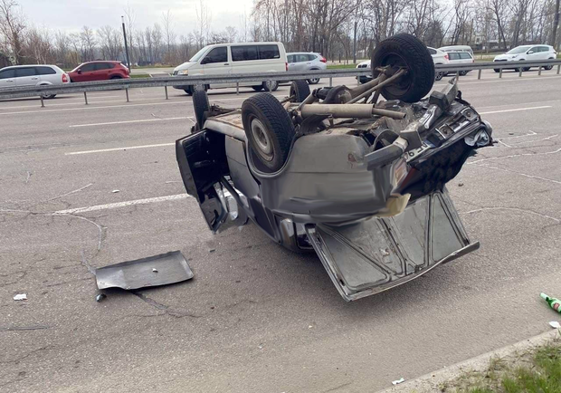 На Набережной Победы автомобиль перевернулся на крышу - фото: dnepr.express