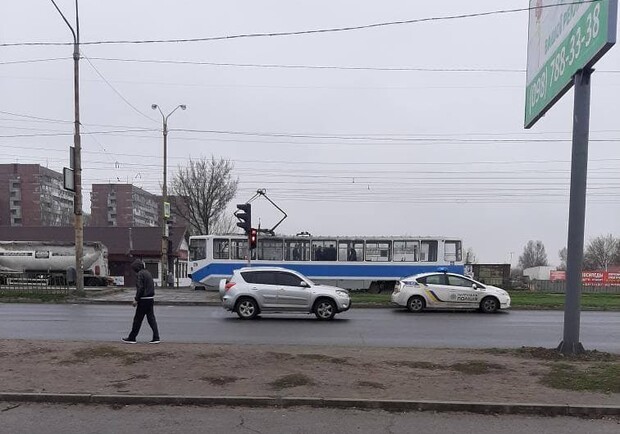 На Донецком шоссе под трамвай попал человек - фото: tg ХД