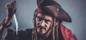 Псих со справкой: неадекват с ножом ограбил пенсионерку в центре Киева