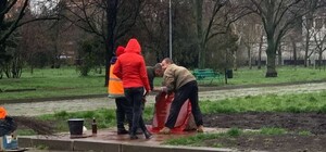 Очередное надругательство: памятный знак в Одессе облили красной краской
