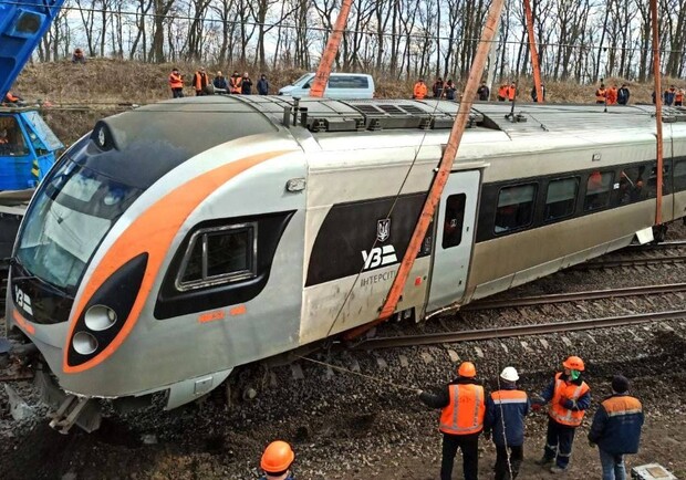 Стало известно, почему сошел с рельсов поезд "Киев-Запорожье" - фото: uz.gov.ua