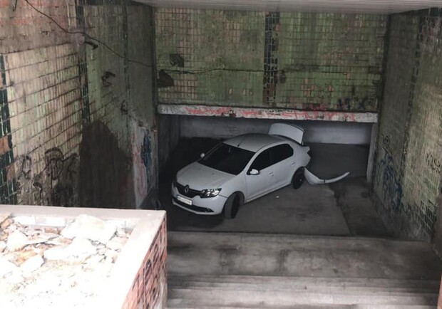 В Днепре неизвестный "припарковал" авто в подземном переходе - фото: fb Михаила Лысенко