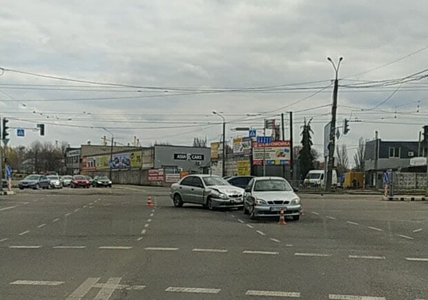 На Хмельницкого столкнулись два Daewoo Lanos - фото: tg ДТП Пробки Днепр