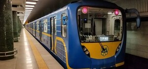 Нашли место: в киевском метро двое пассажиров курили сигареты прямо в вагоне