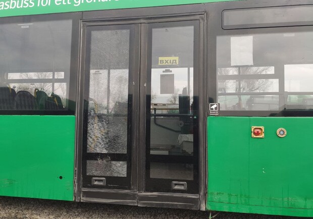 В Днепре подростки забросали автобусы камнями - фото: tg Департамента транспорта и инфраструктуры Днепровского горсовета
