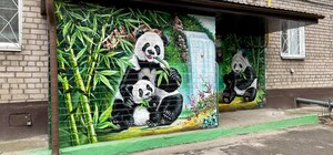 Будто в джунглях: на левом берегу сделали креативные подъезды (фото)