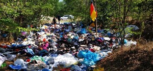 Достало: днепряне сами убрали свалку секонд-хенда, который скинула фура