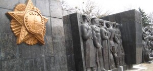 Цей день настав: у Львові розпочали демонтаж Монументу слави