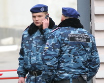 Пока что "гвардейца" охраняли только недвижимость. Фото с сайта most-dnepr.info