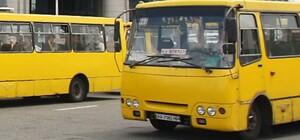 Поднимает настроение: в Одессе водитель маршрутки передает пассажирам леденцы 