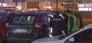 В собственной машине: на Оболони двоих женщин взяли в заложницы