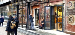 Опять за старое: на Печерске поверх мозаики устанавливают козырек супермаркета