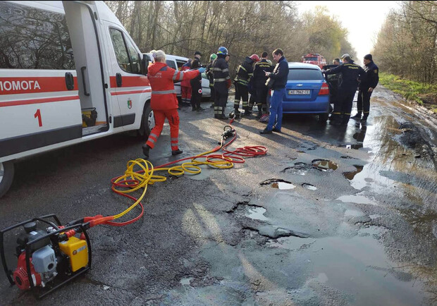 Один человек погиб, двое – в больнице: на разбитой трассе под Днепром страшное ДТП - фото: ГСЧС Днепропетровской области