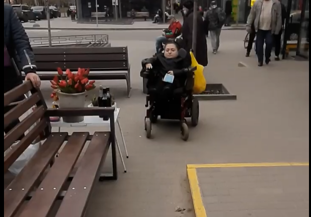 На Левобережном люди на инвалидных колясках не могут проехать по тротуару - фото: fb Alena Osadchaya
