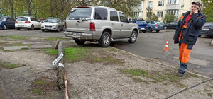 На ровном месте: в Киеве сбитый машиной столб упал на прохожего