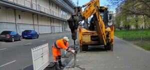 Спустя несколько дней: на Оболони поржавели антипарковочные столбики
