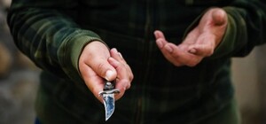 Угрожал ножом: в Харькове ищут мужчину, ограбившего ломбард