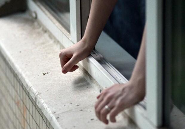 В Днепре 17-летняя девушка выпала из окна - фото: Depositphotos