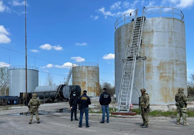 Под Днепром нашли незаконный нефтеперерабатывающий завод - фото: СБУ