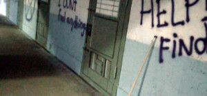 Руки чесались: вандалы испортили стрит-арт в виде СИЗО на Европейской площади