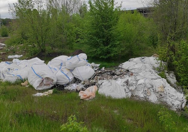В Днепре рядом с жилыми домами сбрасывают тонны отходов - фото: fb Екатерина Головачева