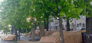 Места хватит всем: в Литовском сквере установили огромную деревянную скамейку