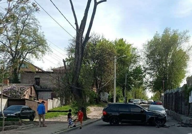 В Сечевом переулке автомобиль сбил двух пешеходов - фото: Днепр Оперативный