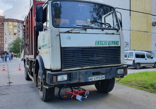 Протащил несколько метров: мусоровоз сбил 6-летнюю девочку на велосипеде - фото fb Олег Ермолинский