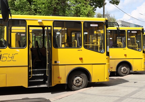 В Днепропетровской области 13 школ получили новые автобусы - фото: - фото: adm.dp.gov.ua